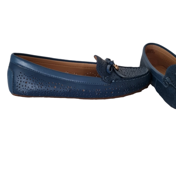 Michael Kors shoes size 7.5M blue leather  like new - Picture 3 of 3